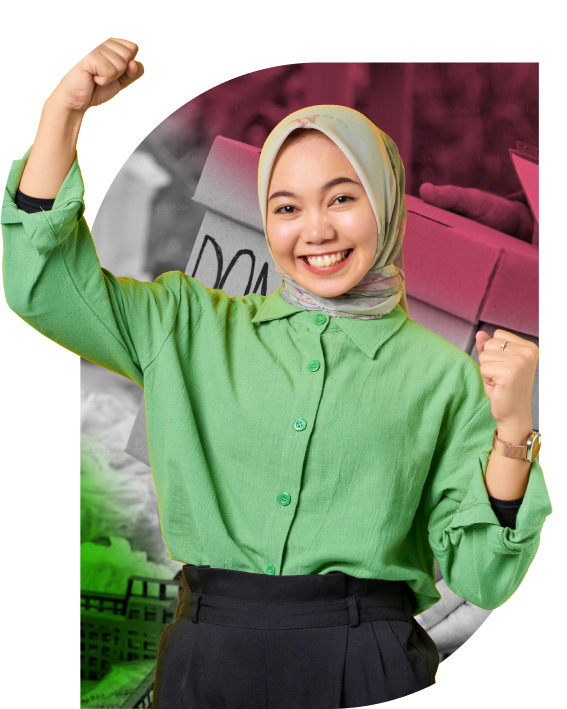 Perempuan berhijab berpakaian hijau dengan latar kegiatan sosial, dari materi FMS original.
